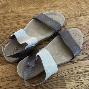 Axxiom size 6 sandal